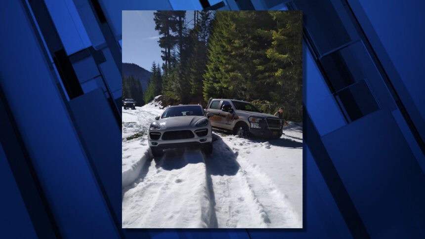 Stuck car in snow Linn County 2020