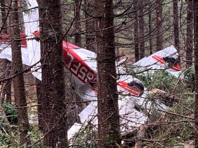Authorities say 2 people on a small plane flying from Bend to Tacoma sustained minor injuries in SW Washington crash Monday