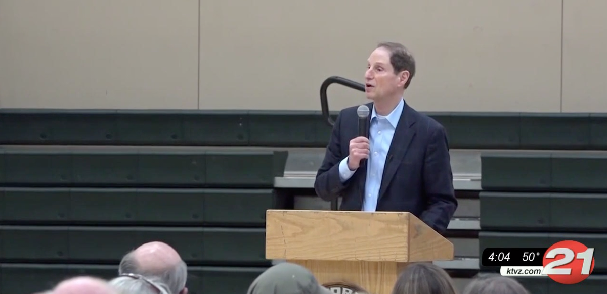 Senator Wyden holds Jefferson County town hall