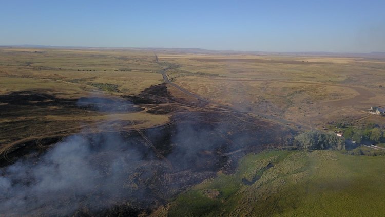 Aerial view of 1,000-acre grass, brush fire in Sherman County