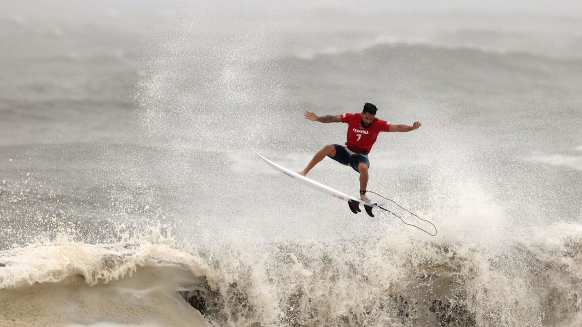 Italo Ferreira scores near-perfect wave