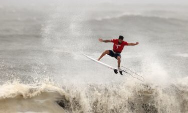 Italo Ferreira scores near-perfect wave