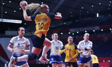 Sweden stuns ROC in handball prelim