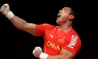 Chen Lijun raises his right fist in the air in celebration