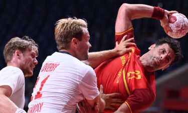 Spain scores a 28-27 win over Norway in handball group play