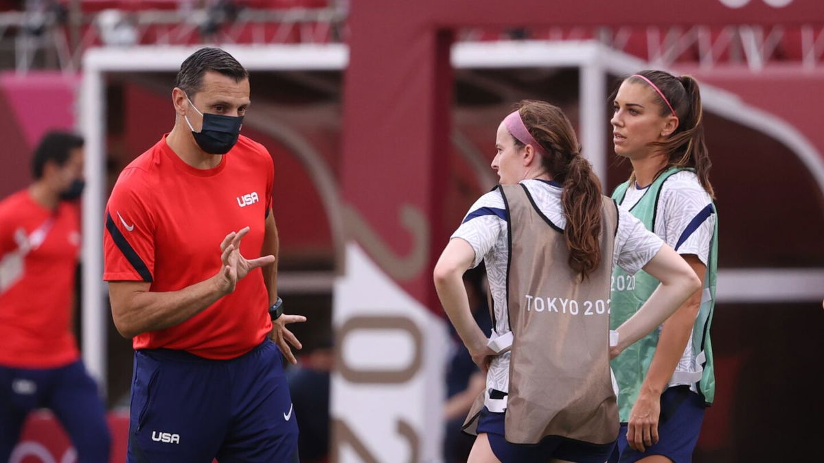 Vlatko Andonovski speaks with Rose Lavelle and Alex Morgan in Kashima.