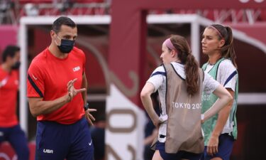 Vlatko Andonovski speaks with Rose Lavelle and Alex Morgan in Kashima.