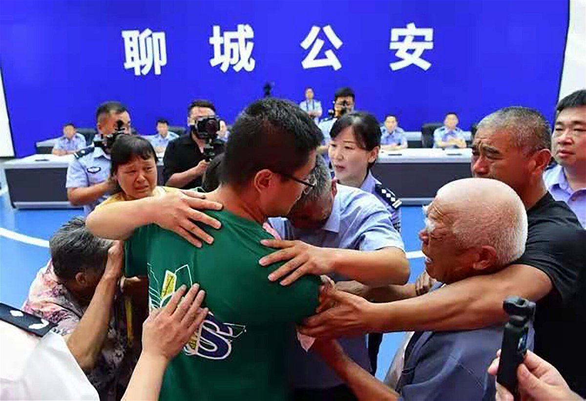 <i>Liaocheng Police</i><br/>Guo Xinzhen (center) embraces his family at a reunion in Liaocheng
