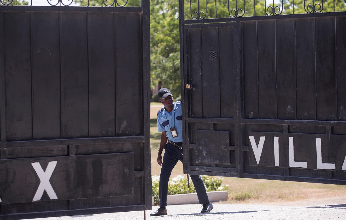 <i>Orlando Barria/EFE/Sipa</i><br/>Guards guard the morgue where the body of President Jovenel Moise was being held on July 10.