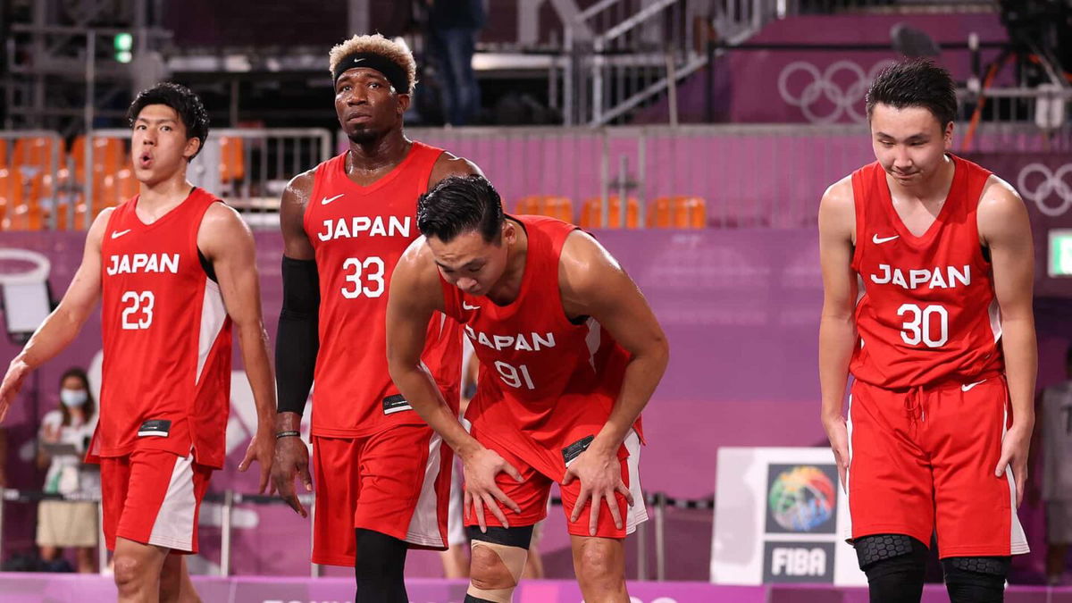 Japanese players bow after loss in 3x3 basketball