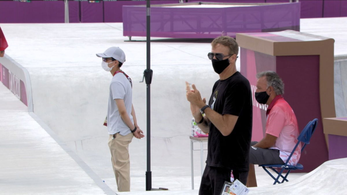 Tony Hawk cheers on Austrian women's skateboarder