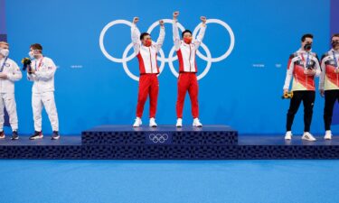 Team China receives gold for men's synchro springboard