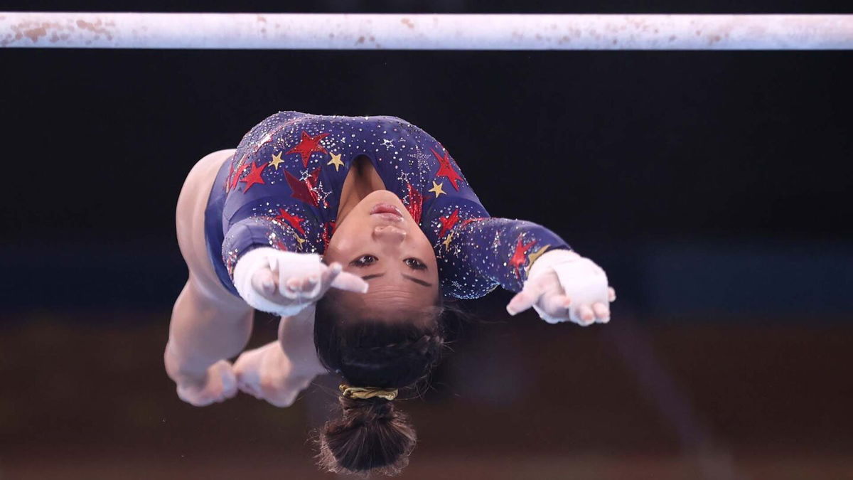 Suni Lee dazzles on uneven bars in qualifying round