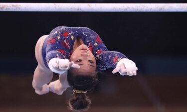 Suni Lee dazzles on uneven bars in qualifying round