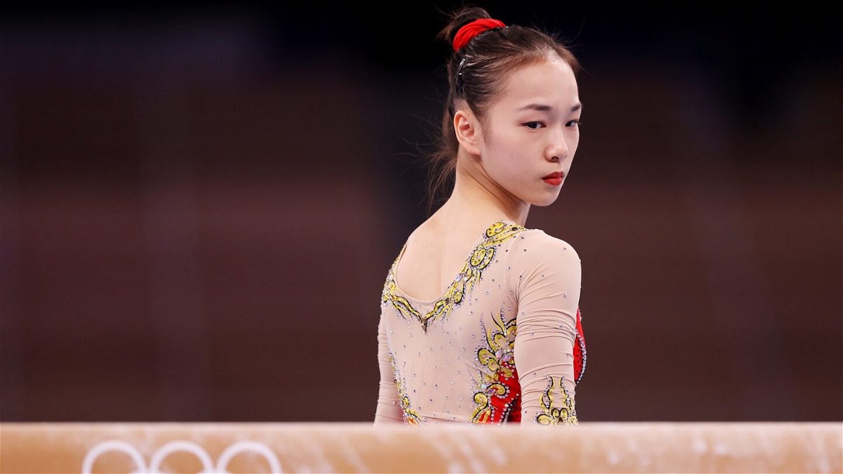 China's Guan Chenchen leads in women's balance beam scoring