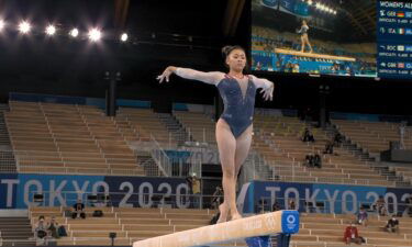 Suni Lee pulls off incredible save in balance beam routine