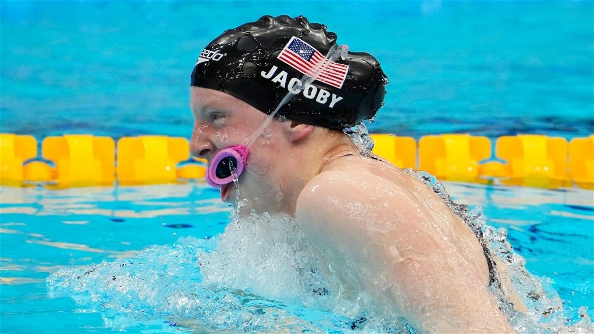Jacoby's goggles fall in mixed 4x100m medley relay