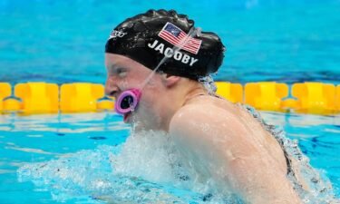 Jacoby's goggles fall in mixed 4x100m medley relay