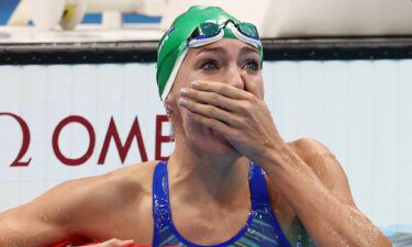 Shoenmaker wins 200m breaststroke gold