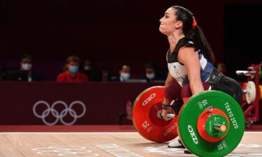 Sarah Davies squats down to begin a lift