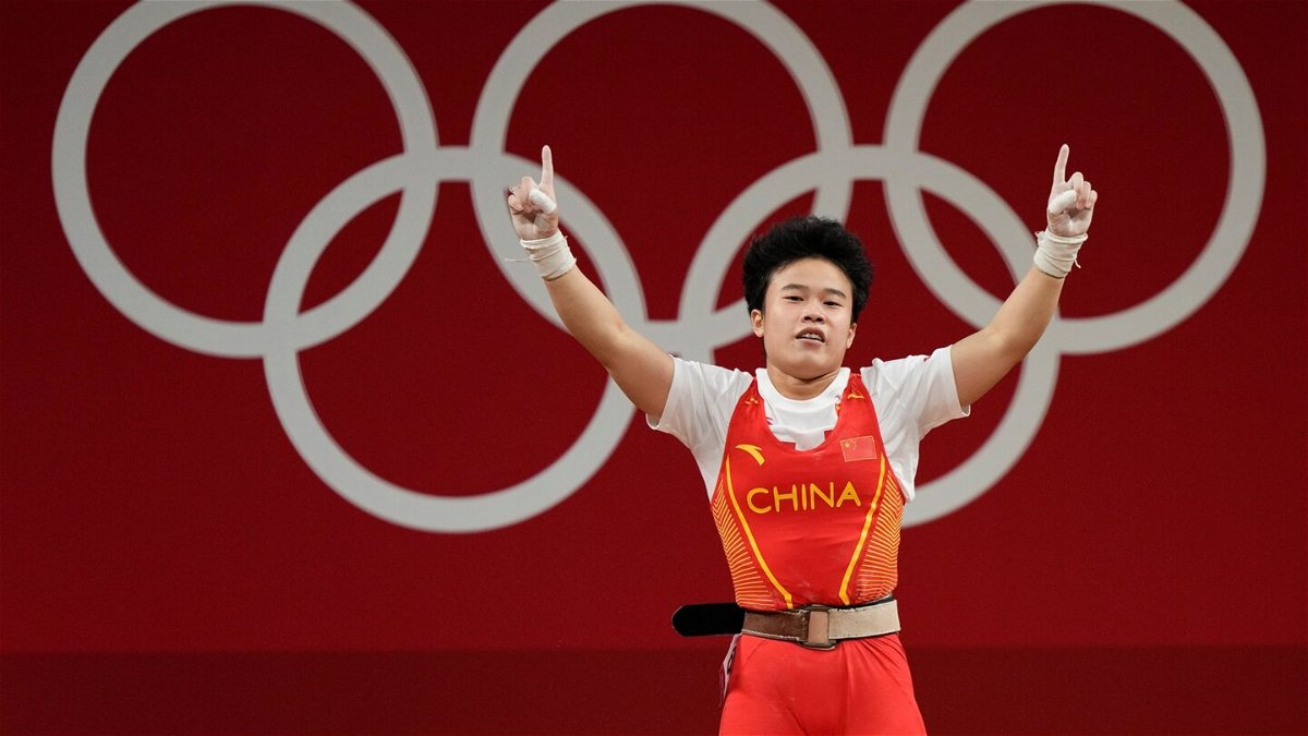 Hou Zhihui breaks Olympic record in 49kg twice in same day