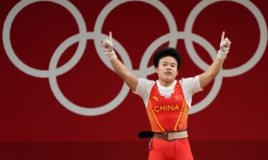 Hou Zhihui breaks Olympic record in 49kg twice in same day