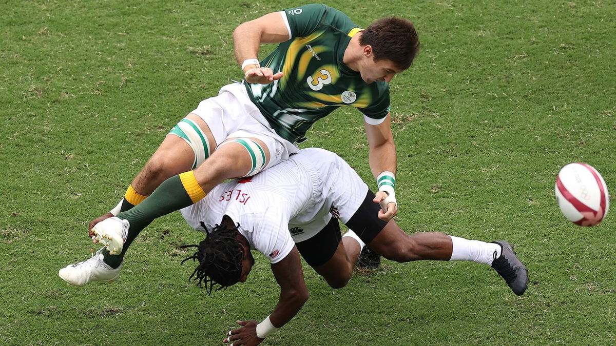 Carlin Isles tackles Visser of South Africa