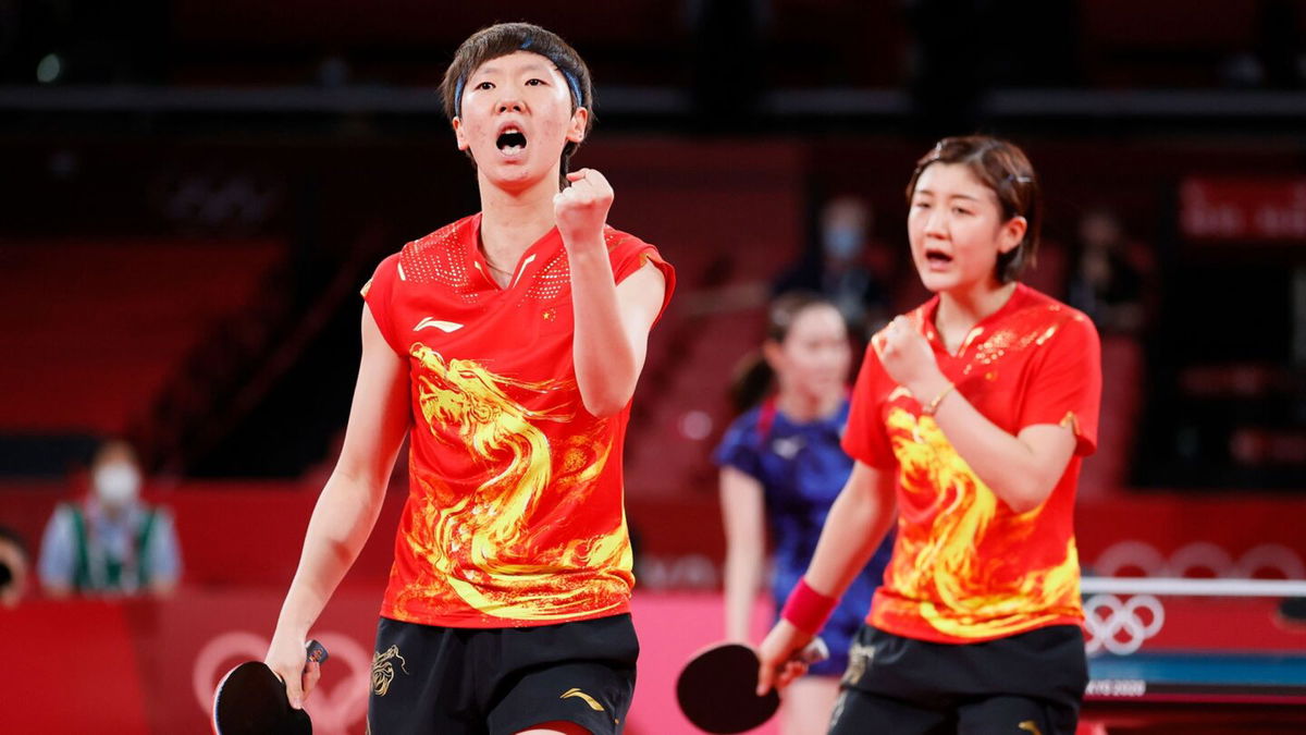 China's table tennis team celebrates