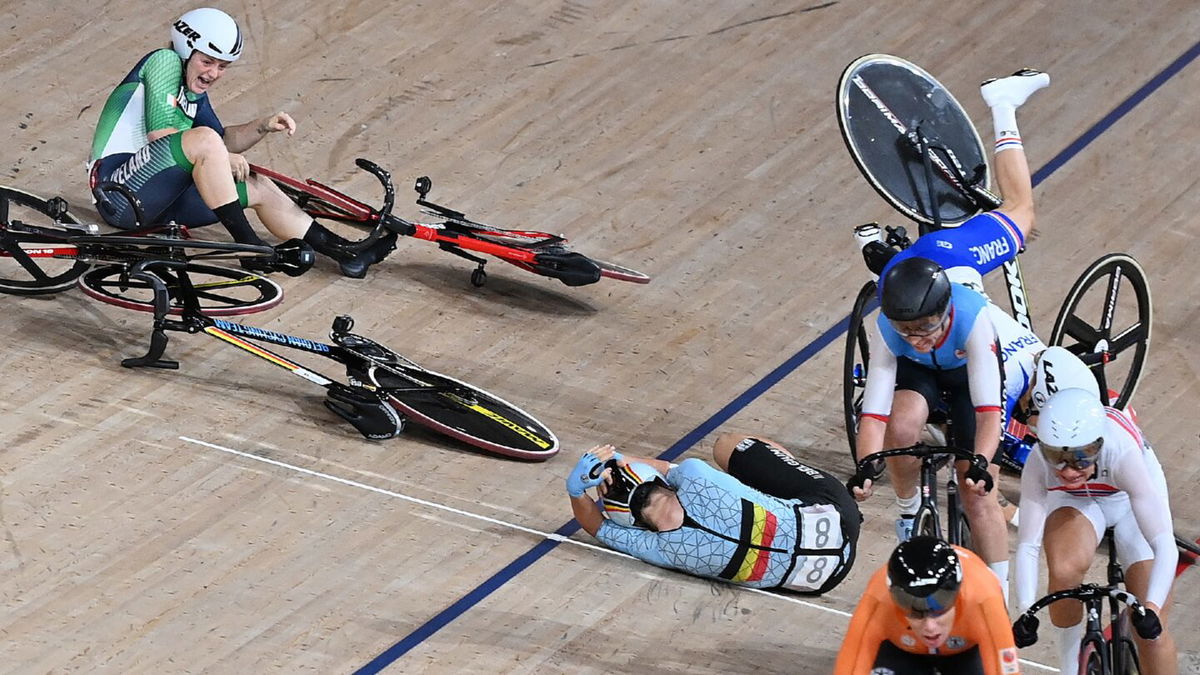 Two crashes take down nine riders in women's omnium race