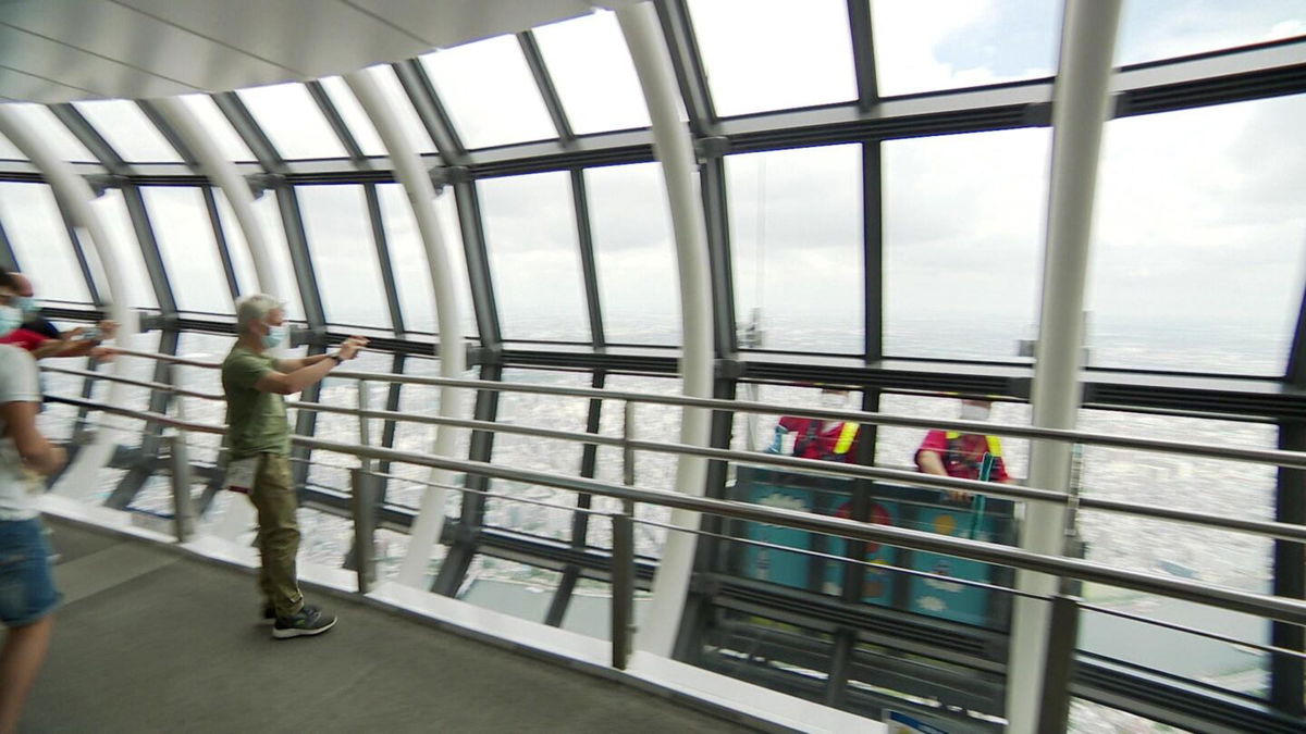 Rutledge Wood talks to a window washer at the Tokyo Skytree