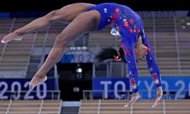 Simone Biles jumps backwards on beam