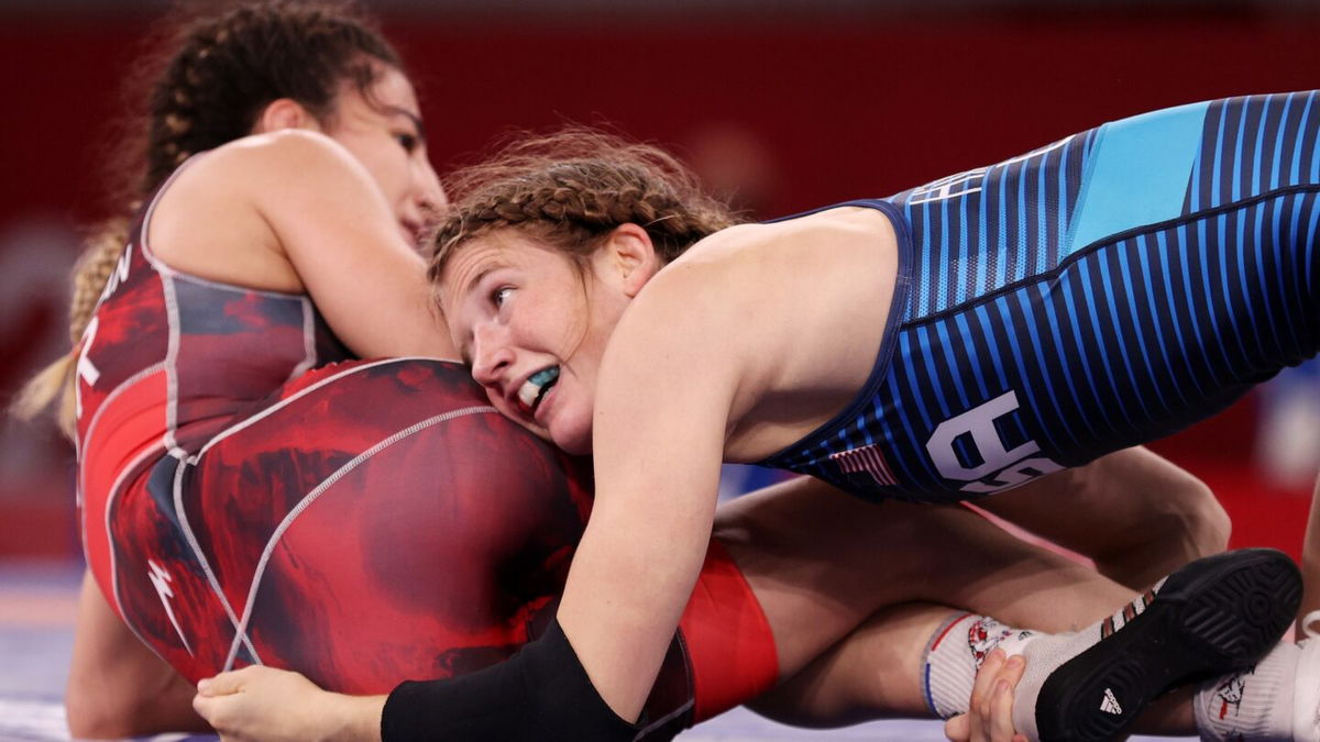 Sarah Hildebrandt of Team USA keeps her head on top of the waist of Evin Demirhan of Turkey in the 1/8 final