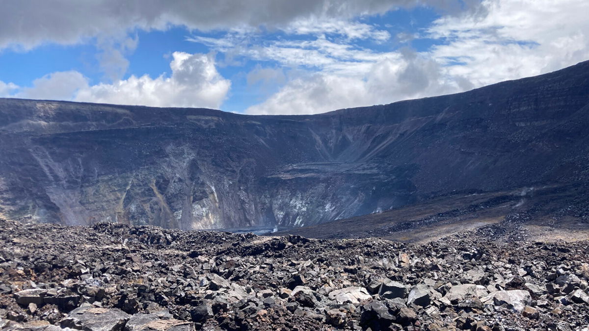 <i>K. Mulliken/USGS</i><br/>From the northwest corner of the largest down-dropped block within Kīlauea caldera