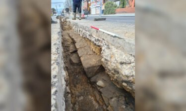 A previously undiscovered section of Hadrian's Wall has been found during work on a water main in the city of Newcastle