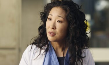 Actress Sandra Oh says quick rise to fame with the success of "Grey's Anatomy" was "traumatic" and led her seek out a good therapist.