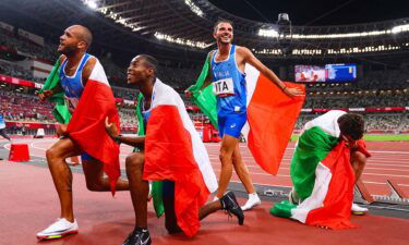 Italy shocks in photo finish in men's 4x100m relay