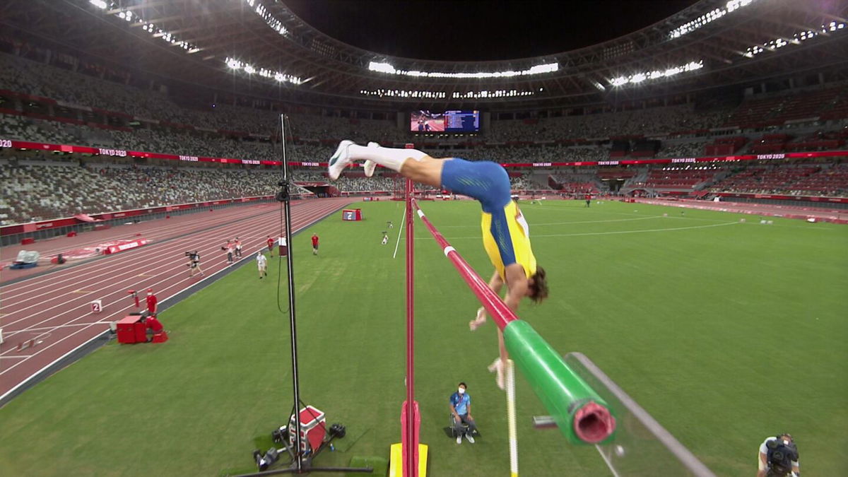 Mondo Duplantis breezes to pole vault gold