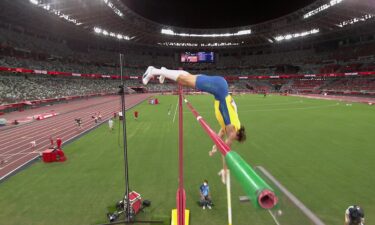 Mondo Duplantis breezes to pole vault gold