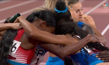 Felix claims history with U.S. gold in women's 4x400m relay