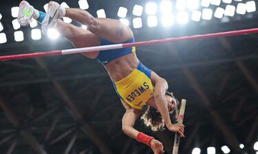 Sweden's Bengtsson easily qualifies for pole vault finals