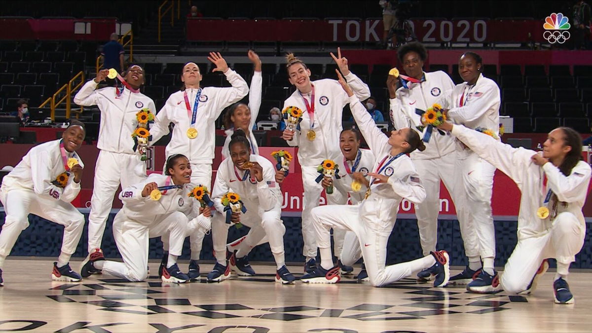 U.S. women receive seventh-straight basketball gold medal