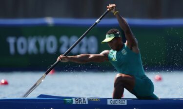 Queiroz Dos Santos pulls away in men's C-1 1000m sprint heat