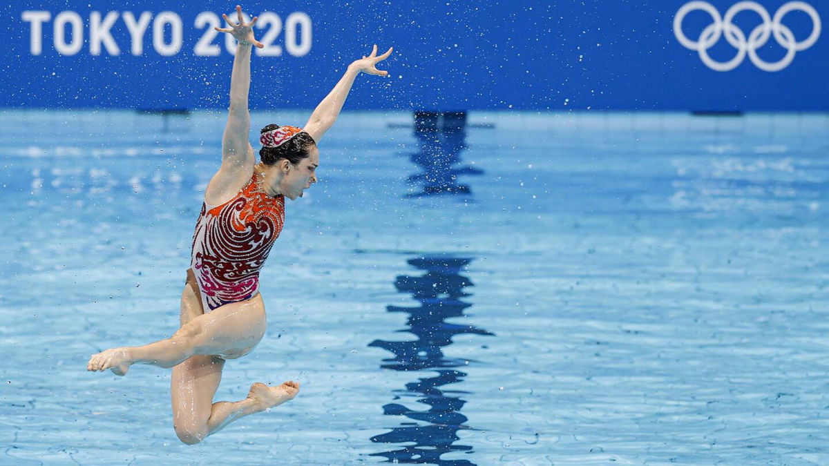 China stuns with artistic swimming performance