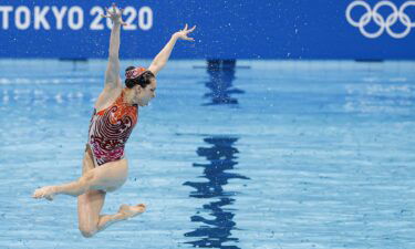 China stuns with artistic swimming performance