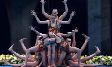 Ukraine wows with artistic swimming performance