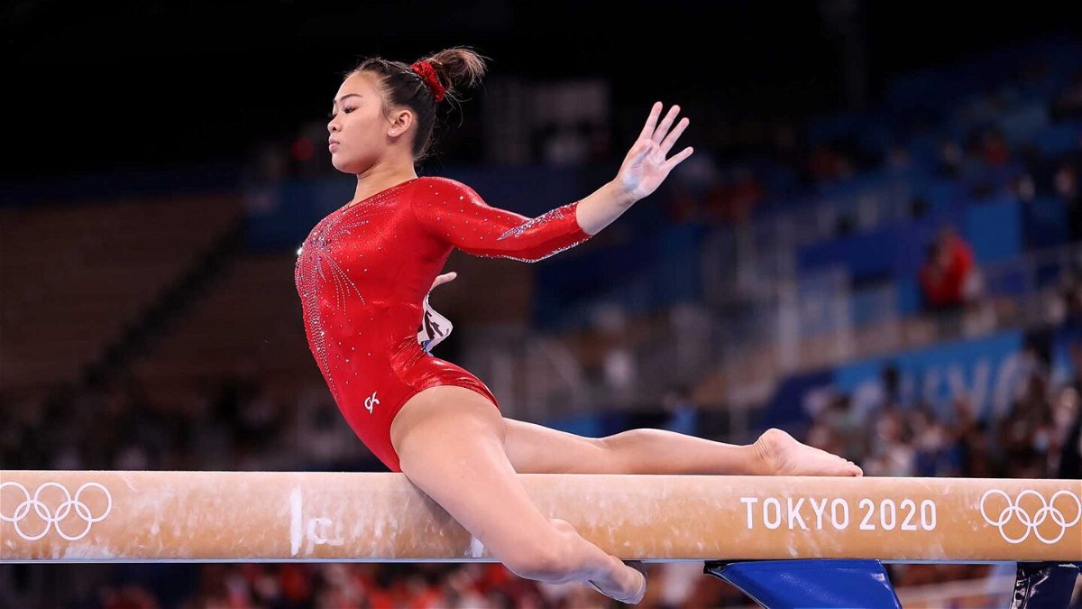 Suni Lee pulls off another save to stay on beam