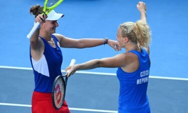 Czech duo wins in straight sets for women's doubles gold