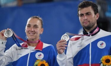 Tennis mixed doubles medal mix-up at ceremony