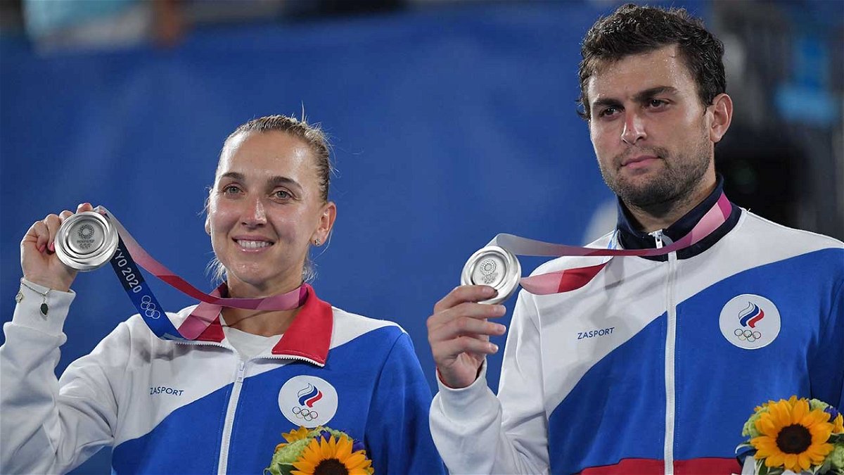 Tennis mixed doubles medal mix-up at ceremony