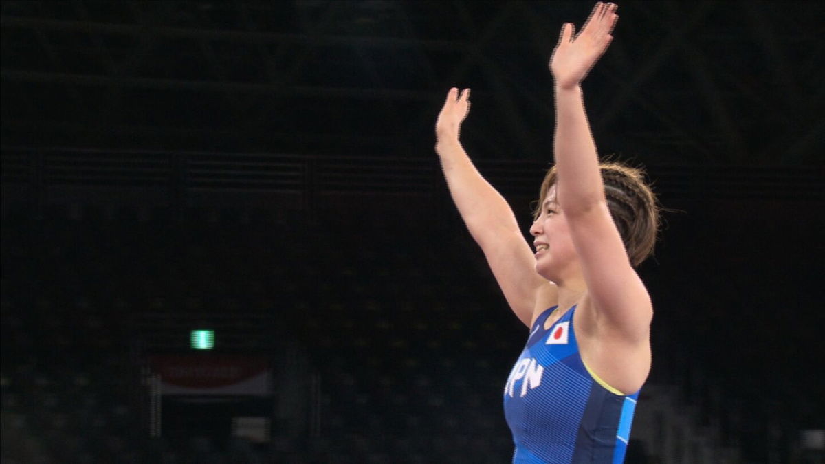 Kawai Yukako raises her arms in celebration after a gold medal win